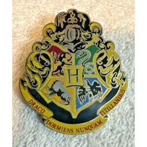 Hogwarts Crest Pin Harry Potter Houses Gryffindor Slytherin 2"